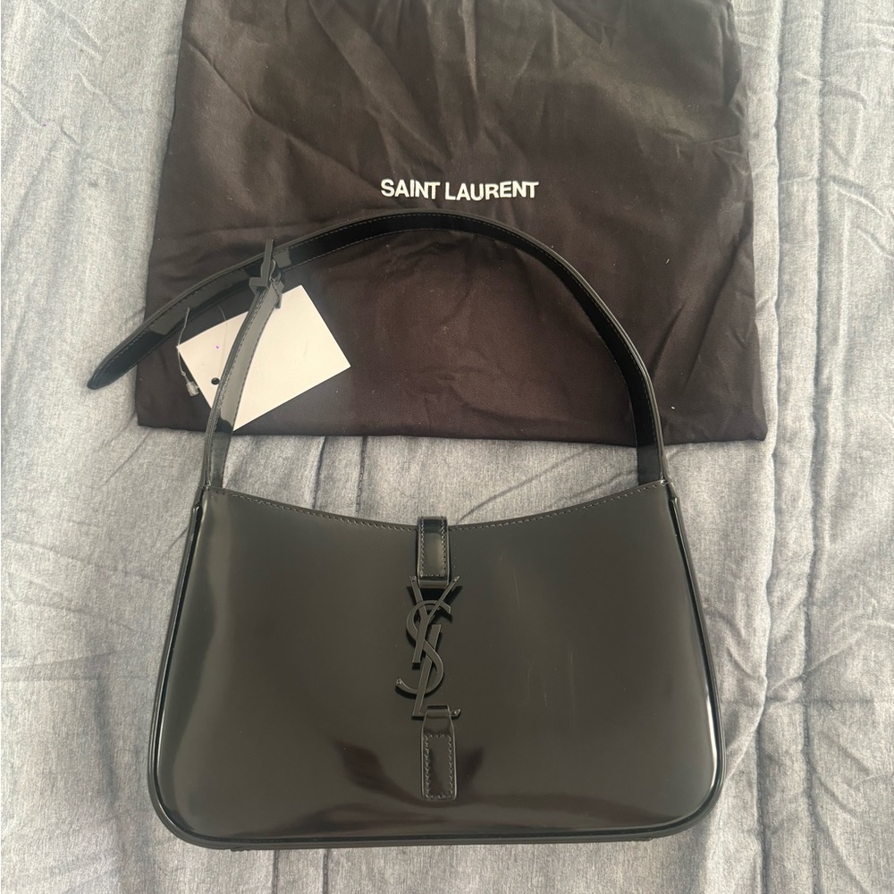 Saint Laurent Le 5 a 7 hobo patent black